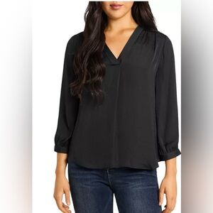 Vince Camuto V Neck Blouse. Brand New!🩵